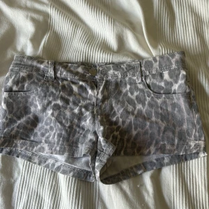 Leopardmönstrade shorts - Snygga lågmidjade jeansshorts med leopardmönster. Klassisk femficksmodell med bälteshällor och knapp framtill. 