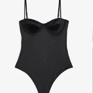 Svart body  - Säljer en svart body från H&M aldrig använt bara testat. Är storlek 38 men är som en XS/S. Passar perfekt till vardags och fest🥰