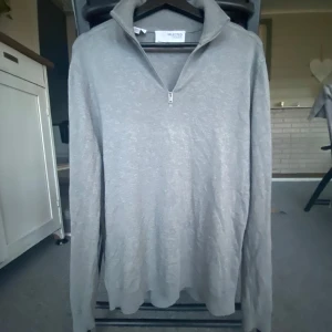 Grå half zip tröja från Selected Homme - Jag säljer en grå half zip tröja från Selected homme. Den är i ett bra skick den är använd en gång. Ny pris 399. Skriv om ny har nå frågor.