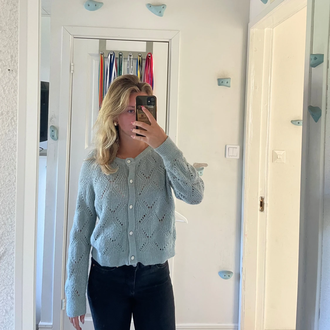 Ljusblå stickad kofta med silvriga knappar