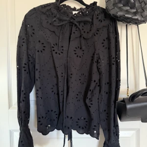 Broderas blus - Fin broderad blus från Vila i storlek 34. Stängs med tre knyten!