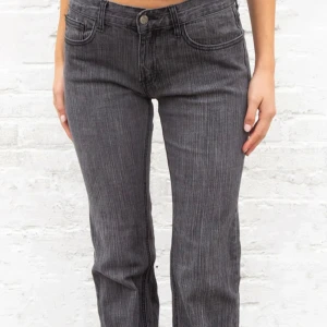 Grå bootcut jeans - Säljer ett av mina favvo jeans från brandy Melville.🤍