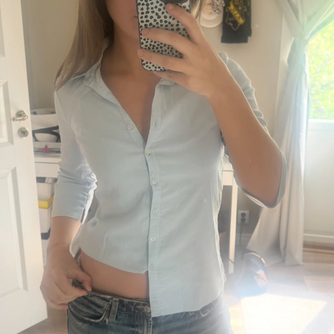 Ljusblå skjorta med knappar - 1