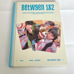 Between 1&2 11th Mini Album av TWICE - Säljer K-pop albumet 'Between 1&2 ૮ ․ ․ ྀིა 11:e mini albumet från TWICE. Allt I bilden kommer med, postern av momo har nån damage i andra sidan på grund av tejp 