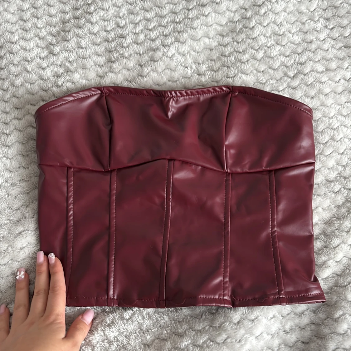 Vinröd korsett-topp i skinnimitation