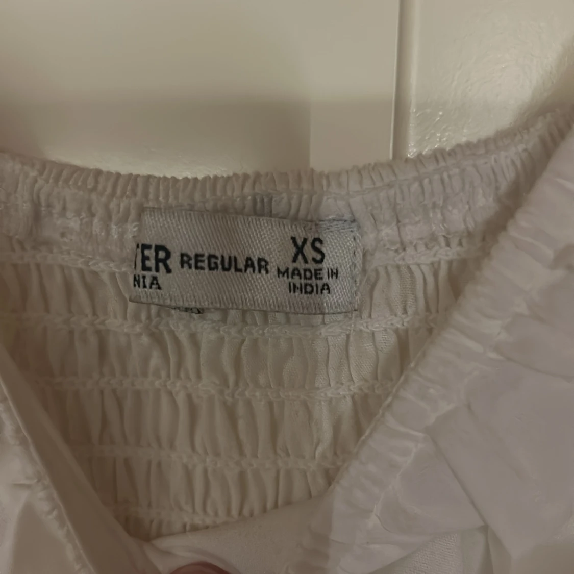 Vit kortklänning med puffärmar - 1