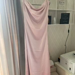 Ljusrosa balklänning  - Superfin balklänning som är i helt ny skick med prislappen kvar. STORLEK 40. PRIS: 900💕
