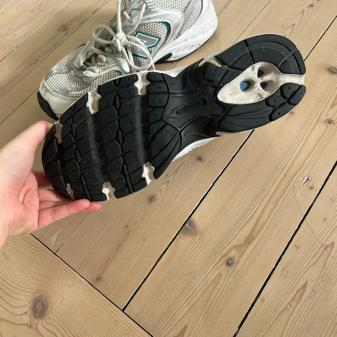 Gråa New Balance sneakers med gröna detaljer - 4