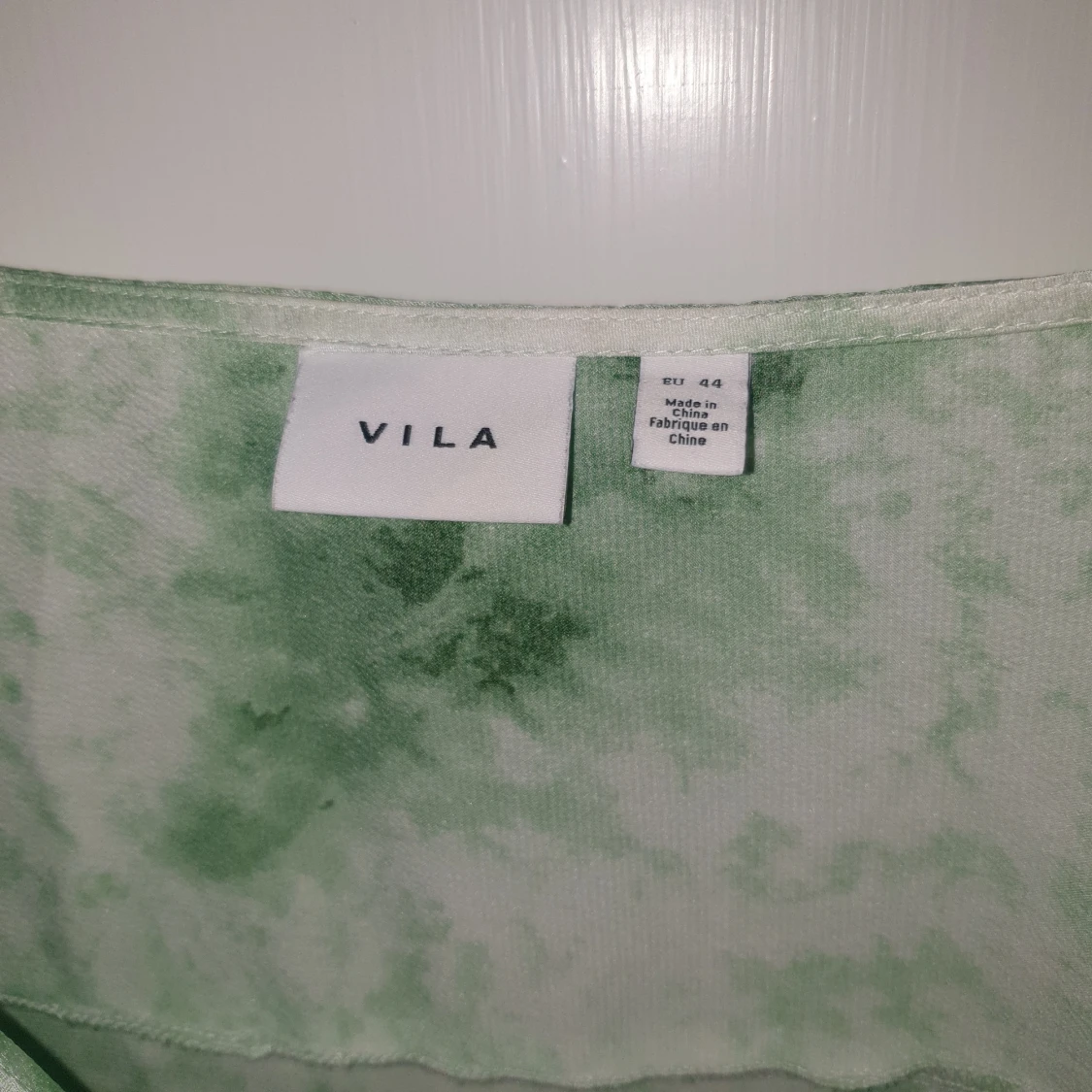 Grön och vit långklänning med knappar - 4