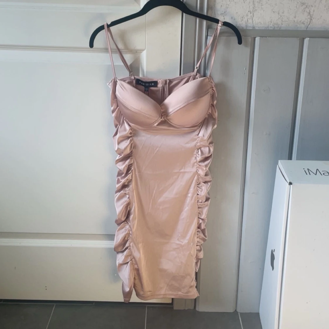 Ljusrosa satin klänning från NAKD x Kristin