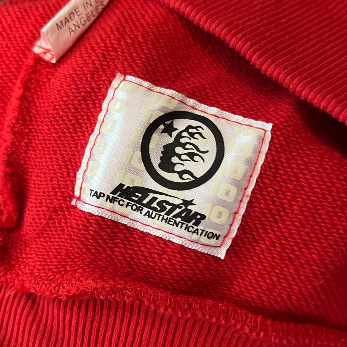Röd hoodie från Hellstar Records med tryck - 4