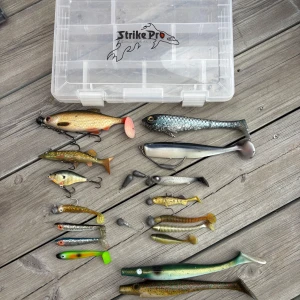 Fiskedrag och beten all around låda - Lite fiskedrag i alla typer, för gös abborre & gädda. Funkar till massa annat med. Vissa av betena har bitmärken och vissa är i nyskick. Men grejerna är använda. Skriv om ni har frågor! :) nypris för detta är ca 650kr