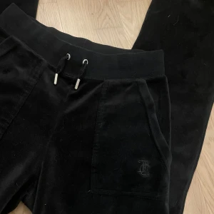 Juicy Couture byxor  - Säljer dessa fina byxor pga att byxorna har blivit för små. Byxorna är i väldigt bra skick🥰Kan sänka priset vid snabb affär!🫶🏼                                    Nypris 1100kr 