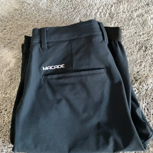 Mörkblåa golfbyxor från Macade - Säljer helt nya oanvända snygga byxor från svenska Macade. Nypris 1250,-. Modellen heter Stretch Jogger och mer info finns på deras hemsida. 88% polyester, 12% spandex. Jag har redan ett par sådana (bästa byxor någonsin!), men råkade tyvärr köpa fel storlek (lenght long). Storlek waist 30, lenght long. Man ska vara gärna 188cm eller längre enligt hemsidan. Mer bilder och info finns på https://eu.macadegolf.com/products/navy-four-way-stretch-jogger-1 