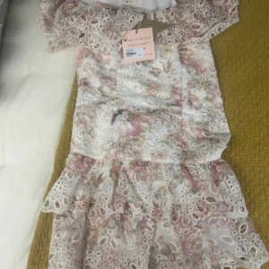 Blommig offshoulder klänning med volang - ⚠️⚠️‼️INTRESSEKOLL‼️⚠️på denna jätte fina kända klänningen från fetiche suances, kan börja på 3200, men pris kan diskuteras. Klänningen är i storlek S