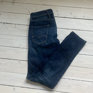 Replay Anbass slim fit jeans i mörkblå denim - Säljer ett par Replay Anbass jeans i mörkblå tvätt, jeansen har små slitningar vid botten. Jeansen har slim fit-passform och är tillverkade i återvunnen denim. Perfekta för dig som gillar stilrena och bekväma jeans. Storlek 30W 34L