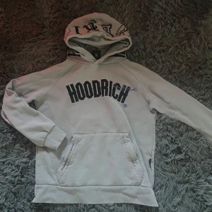 Grå Hoodrich Hoodie - Säljer denna feta grå Hoodrich tröja i riktigt bra skick då jag är intresserad i annat