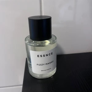 ESSNCE Fizzy Mango Eau de Parfum - Fizzy mango 🥭 från essnce. Nästan helt full, tagit några sprut. Säljer pga passar inte riktigt mig. Nypris 360:-