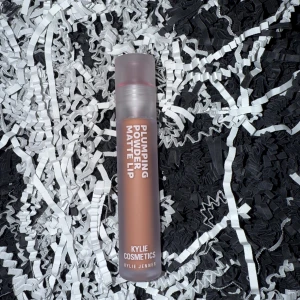 🤎Kylie matte plumping lipstick 🤎 - Flytande matt läppsitft i färgen nude mood🤎