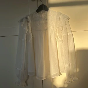 Jätte fin blus från gina  - Jag säljer en super fin blus från gina, blusen är helt ny och har typ aldrig använt den. Perfekt nu när det börjar bli varmare!