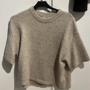 Fin stickad T-shirt - Säljer denna jätte fina beiga tröja ifrån Gina. Ser ut som ny då den knappt är använd. Skriv för bild på🩷