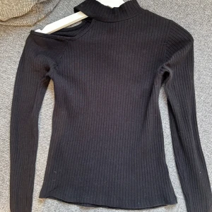skitsnygg festtopp - Svart långärmad topp som är ribbad med asymmetrisk axel💓använd gärna köp nu!