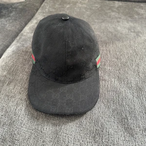 Gucci canvas svart keps - Otroligt bra kvalite för priset, tvekar att du hittar bättre. Kontakta vid frågor eller mer bilder