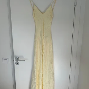 Zara klänning  - Säljer min jättefina gula klänning från Zara i storlek S. Finns inte att köpa längre o använd ca 3-4 gånger. Säljer för 300kr