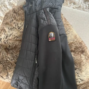 Parajumper cardigan jacka - Parajumper cardigan, perfekt till vår/höst Finns små hål och slitage. Skick 7/10