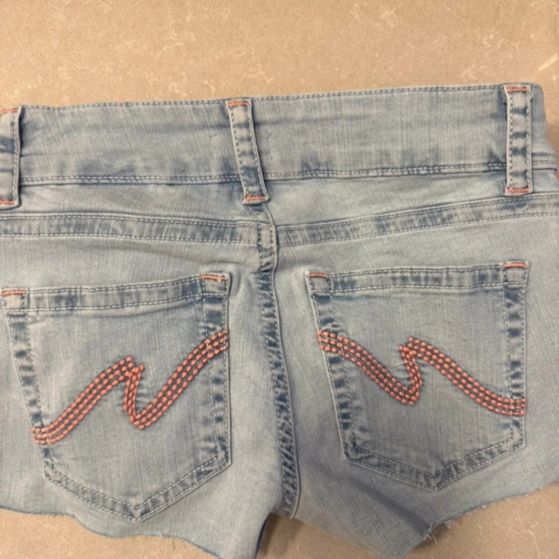 Ljusblå jeansshorts från Nelly