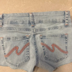 Ljusblå jeansshorts från Nelly - Säljer ett par ljusblå jeansshorts från Nelly som är low waist och helt oanvända 