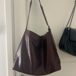 Väska - Skitsnygg väska som är perfekt till skolan 🩷 Säljer då jag redan har en annan skolväska💕Köpt för 400kr  Pris kan diskuteras