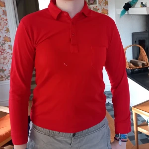 vintage röd pikétröja - en vintage röd pikétröja med långa ärmar^^