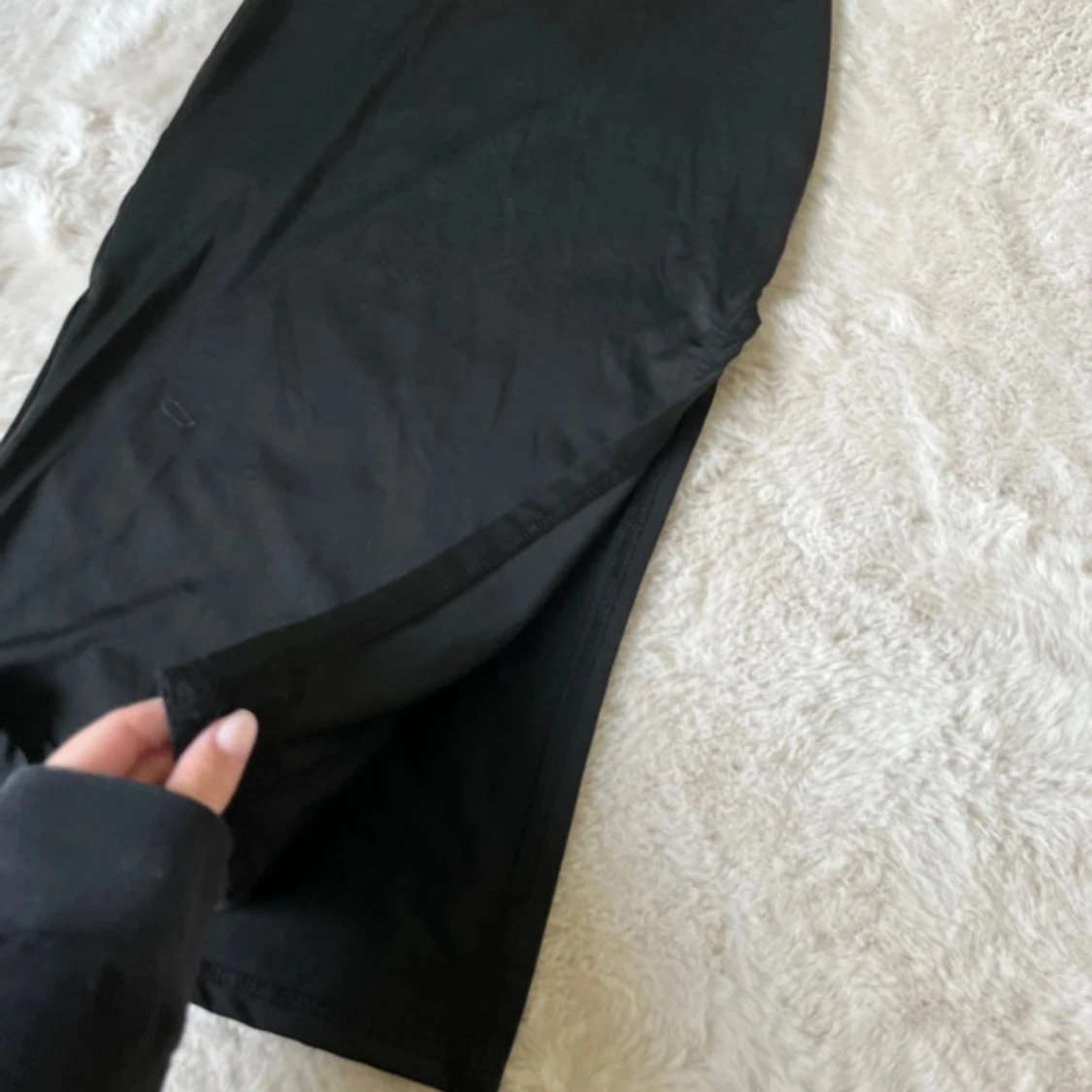 Svart långklänning med smala axelband - 2