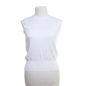 Vit ärmlös topp - Säljer en stilren vit ärmlös topp med rund halsringning. Perfekt att matcha med jeans eller kjol för en enkel och fräsch look. Toppens material känns mjukt och följsamt mot huden. Skriv till mig om du har fler frågor eller vill ha fler bilder💕