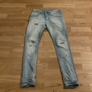 Dondup george jeans - Hej säljer ett par feta Dondup George i storlek 30. Dom har perfekta slitningar som matchar med färgen och jag diggar dom. Dom passar cirka w29 till w30 och har inga defekter. Skick: 8/10