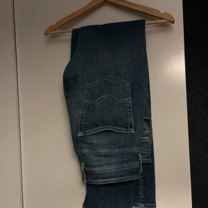 Blå replay jeans - Replay ”grover” jeans. Dem är lagade på insidan men inget man märker på utsidan eller passform! Skick 8/10