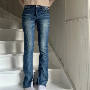 Blå bootcut jeans från Acne - Snygga blå jeans från Acne med bootcut-passform med slits.