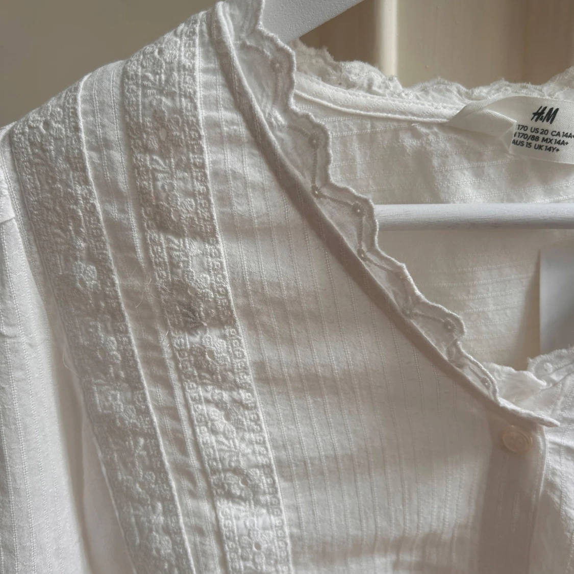 Vit blus med spetsdetaljer från H&M - 3