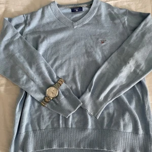 Gant Tröja!  - Säljer denna jätte snygga gant tröjan som är använd max 5 gånger snygg till många outfits passar till allt! Skriv vid minsta lilla fråga och pris kan diskuteras!