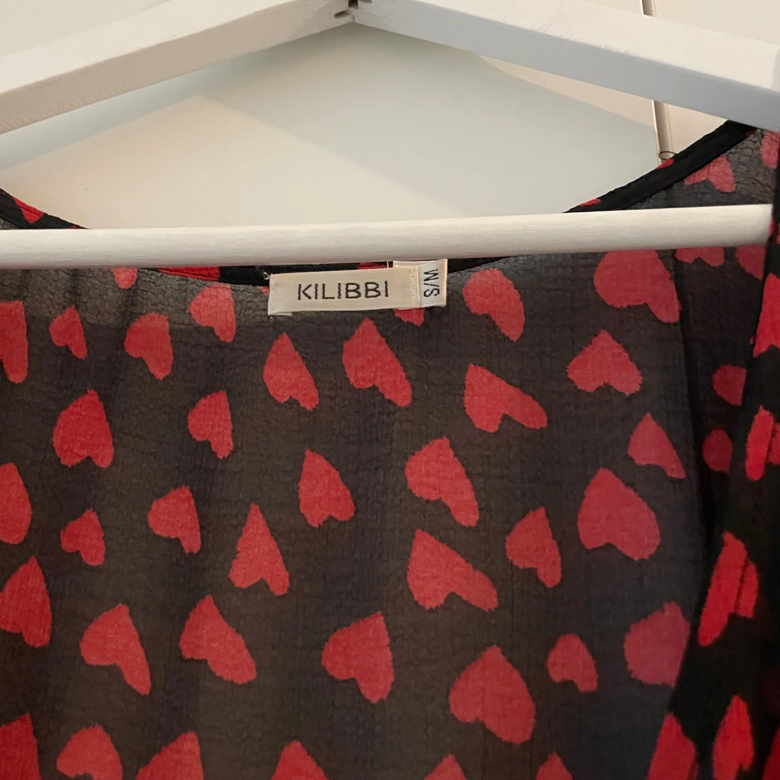 Svart omlottklänning med röda hjärtan från KILIBBI - 3