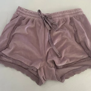 Pyjamas shorts - Jätte jätte skönt material och det är spets på sidan och längst ner och silkes snöre. kan det bli bättre? Inga defekter vad jag kan se eller vet om! vet inte vart jag köpt dom. 
