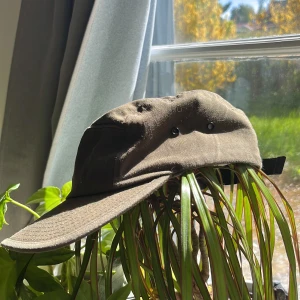 Olivgrön militär keps från Yupoong✨ - Säljer en olivgrön militär/cadet keps från Yupoong✨ Kepsen har böjd skärm och justerbar rem baktill. Riktigt snygg o passar till många stilar💕Klistermärket på skärmen e kvar, kanppt använd!