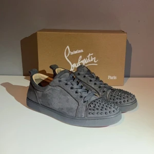 Christian Louboutin  - Tjenare! Säljer nu mina grå Christian Louboutin skor. Då dom inte används lika mycket längre. Allt org medföljer. Skick 9/10  Pris kan diskuteras vid snabb och smidig affär tar även byten! 👑😁