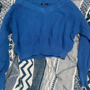 Blå croppad stickad tröja från Gina Tricot - Säljer en blå croppad stickad tröja från Gina Tricot. Strl S, 50kr