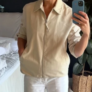 Beige jacka - Trendig beige jacka från h&m. Slutsåld online. Storlek S 