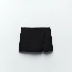 Kjol med shorts - Stilren och praktiskt kjol med shorts under, perfekt för fest eller varma dagar! Storlek M men passar S, använd en gång💗💗