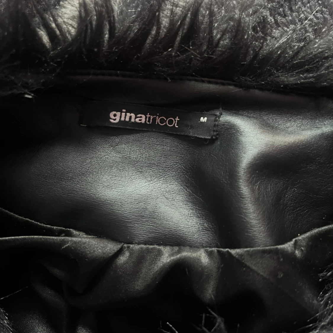 Svart fuskpälsjacka från Gina Tricot - 1
