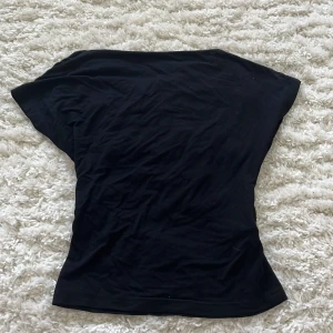 Topp med öppen rygg - T-shirt topp med öppen rygg✨