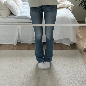 Blå bootcut jeans från Hollister - Jeans från hollister i så fin färg!💙De är i storlek 27/33 och är i superfint skick!